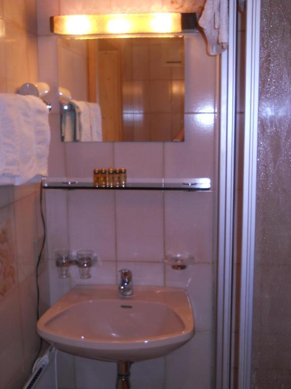 Gasthaus Gasthaus Raiffeisen Innervillgraten Zimmer foto